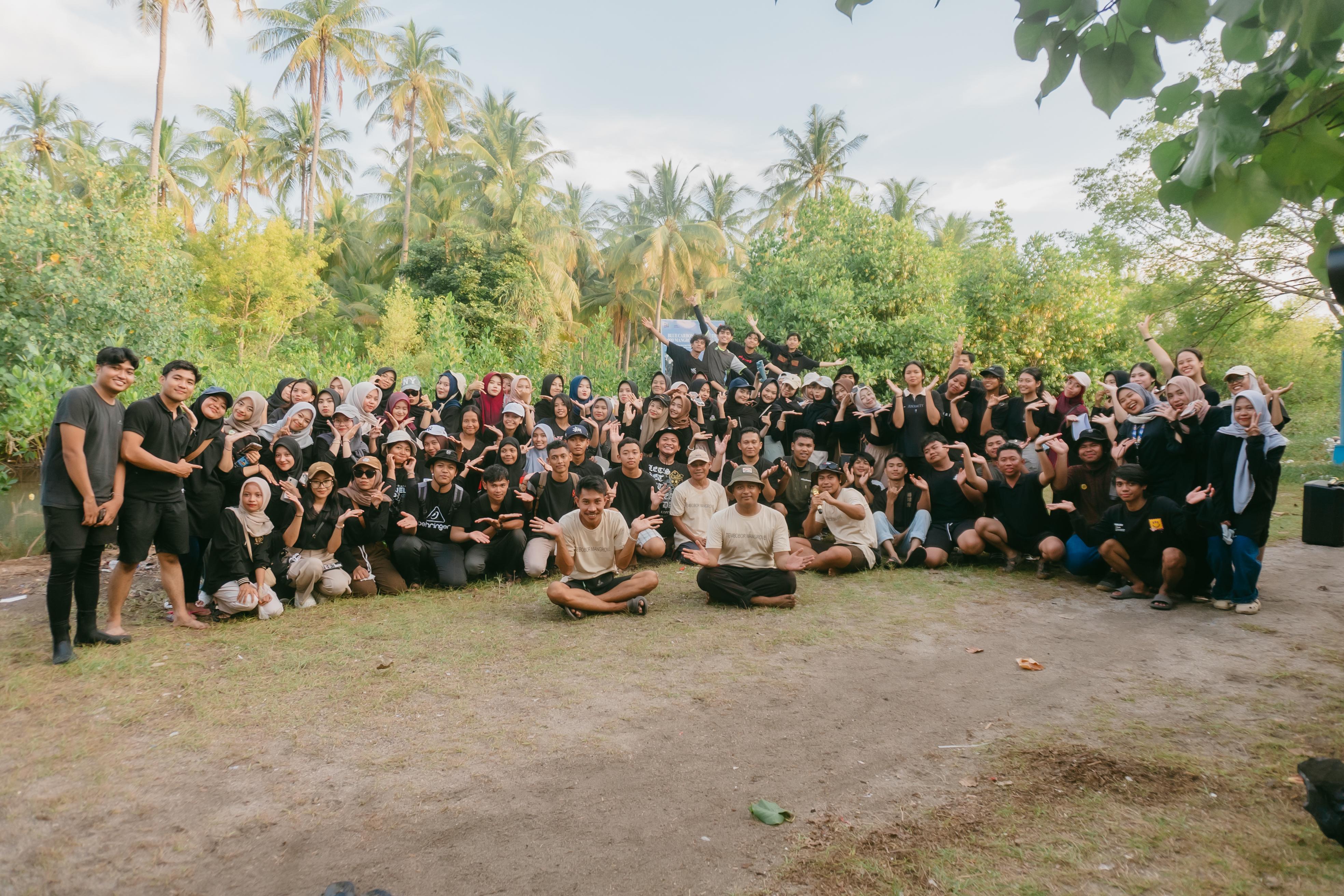 A joint photo session concludes the event, capturing the collaborative energy that fuels coastal conservation initiatives in North Lombok.